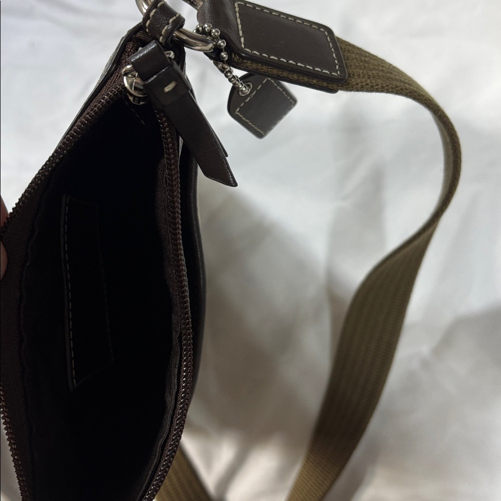 Coach Signature 6016 Stripe Swingpack Crossbody Khaki
Brown Leather Purse bag - Picture 12 of 15